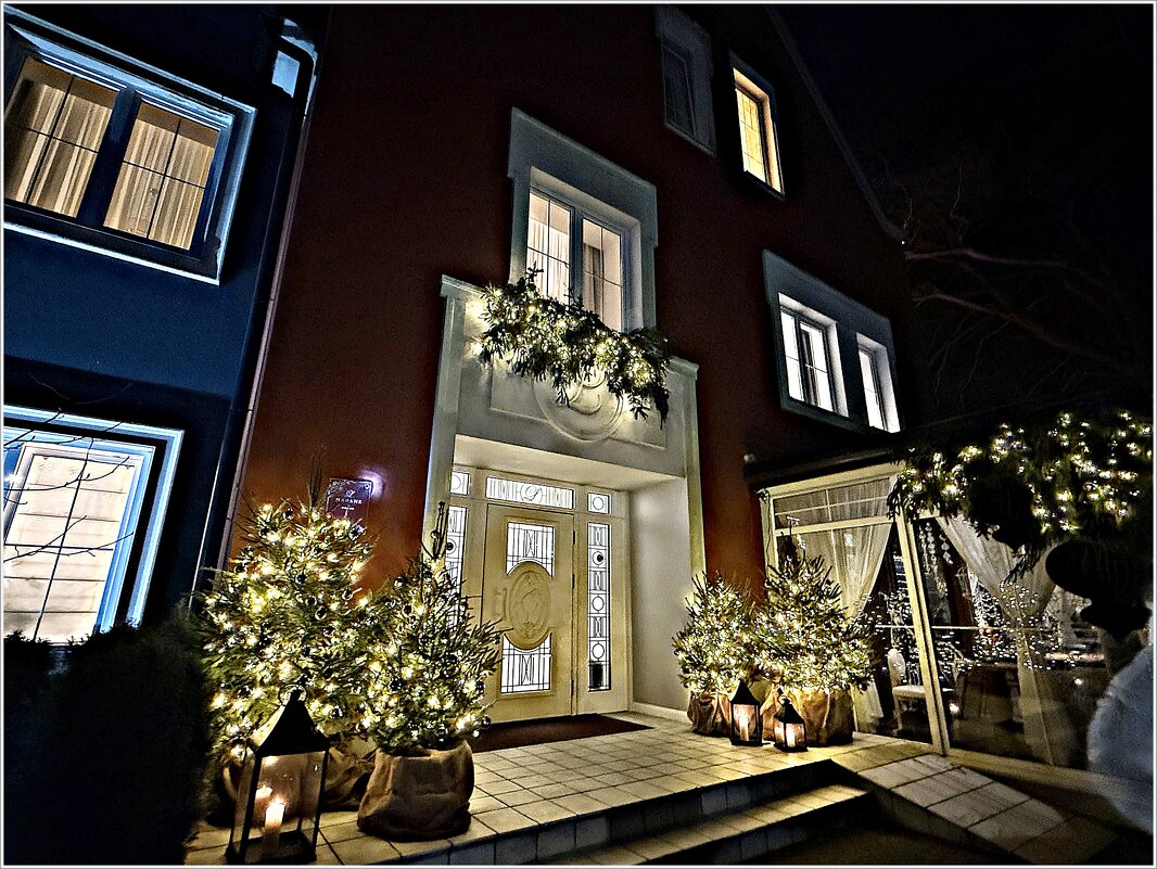 По вечернему Светлогорску. Вход в отель МАДАМ ЭЛЬ. - Валерия Комова