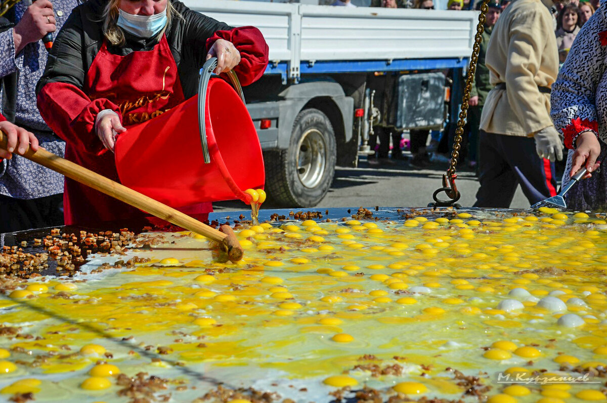 Гигантская яичница из 1500 яиц в Ялуторовске. - Михаил Курзанцев