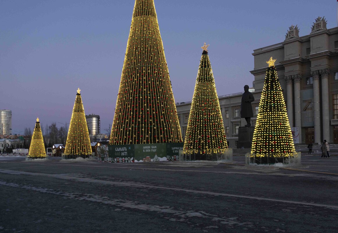 Елочки на площади им.Куйбышева - Ирина Милонова Елочки на площади им.Куйбышева - Ирина Милонова