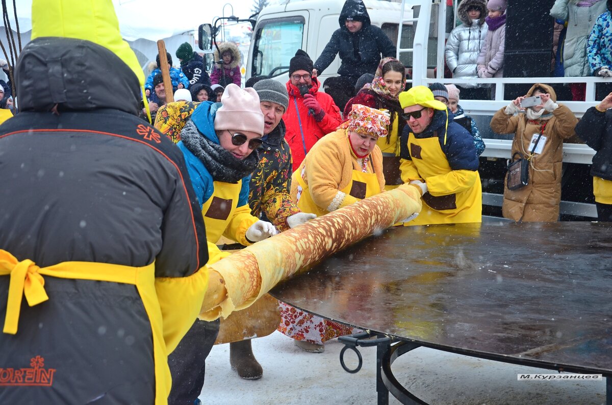 Гигантский блин,диаметром 3 метра, испекли в Ялуторовске. - Михаил Курзанцев