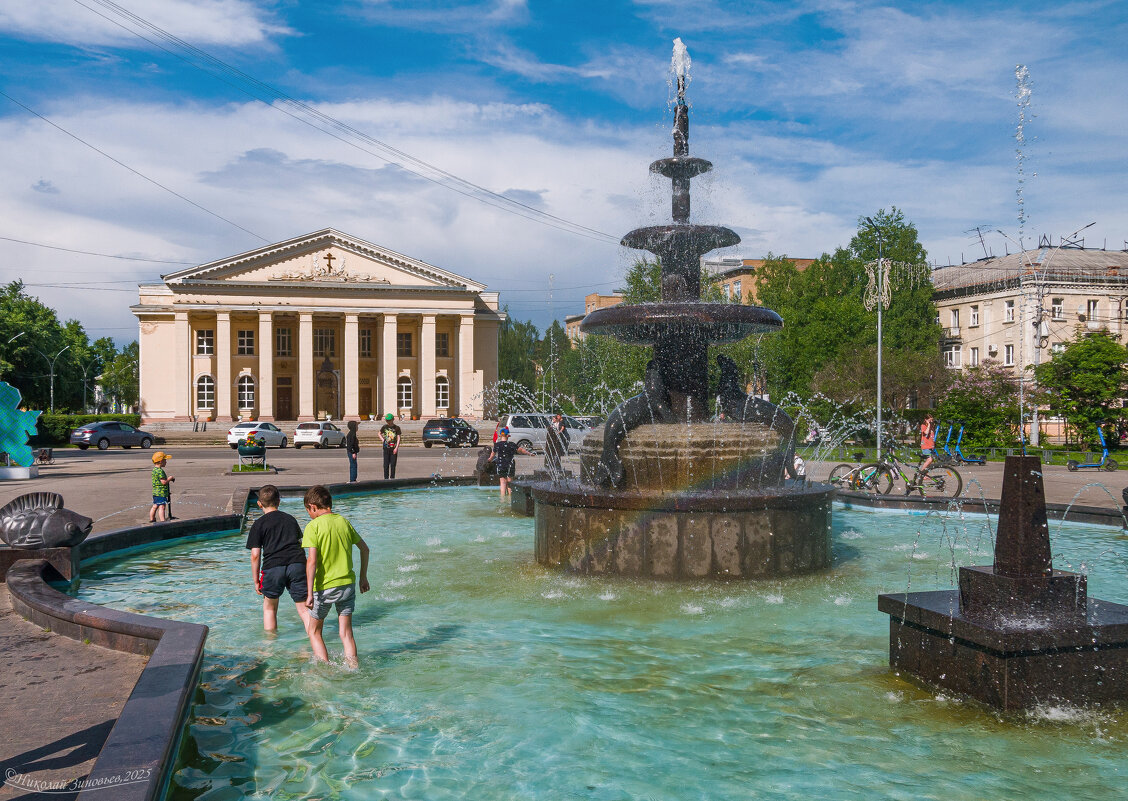 Ухта. Купаться в фонтане вдвойне веселей, если в нем играет радуга) - Николай Зиновьев