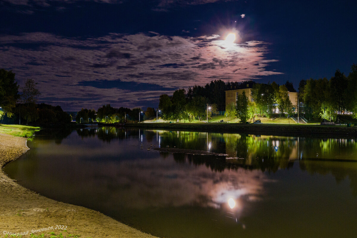Ухта. Лунная ночь в парке. Запруда на реке Чибью и родная школа-лицей №1 - Николай Зиновьев Ухта. Лунная ночь в парке. Запруда на реке Чибью и родная школа-лицей №1 - Николай Зиновьев