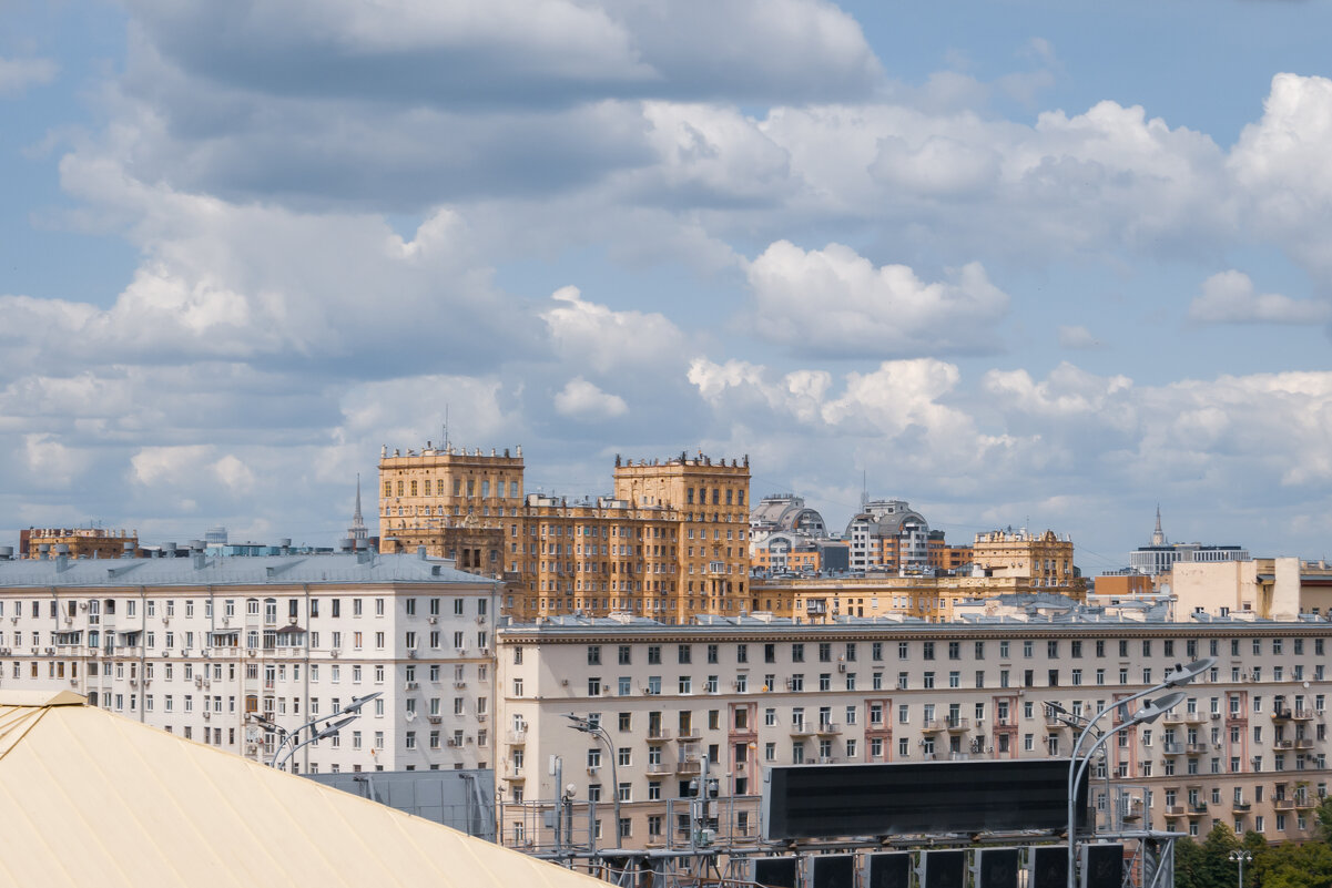 Крыши и небо - Олег Дорошенко