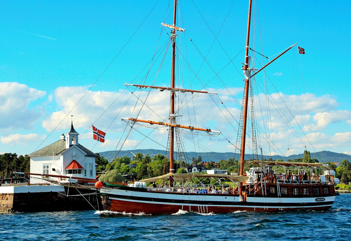 "Господа-товарищи  туристы, проходим старый маяк по правому борту" - В.И 