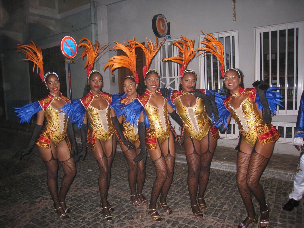 Чудесные и нарядные девушки - участницы карнавала в городе Минделу, на Кабо-Верде, 17 февраля 2026. - unix (Илья Утропов)