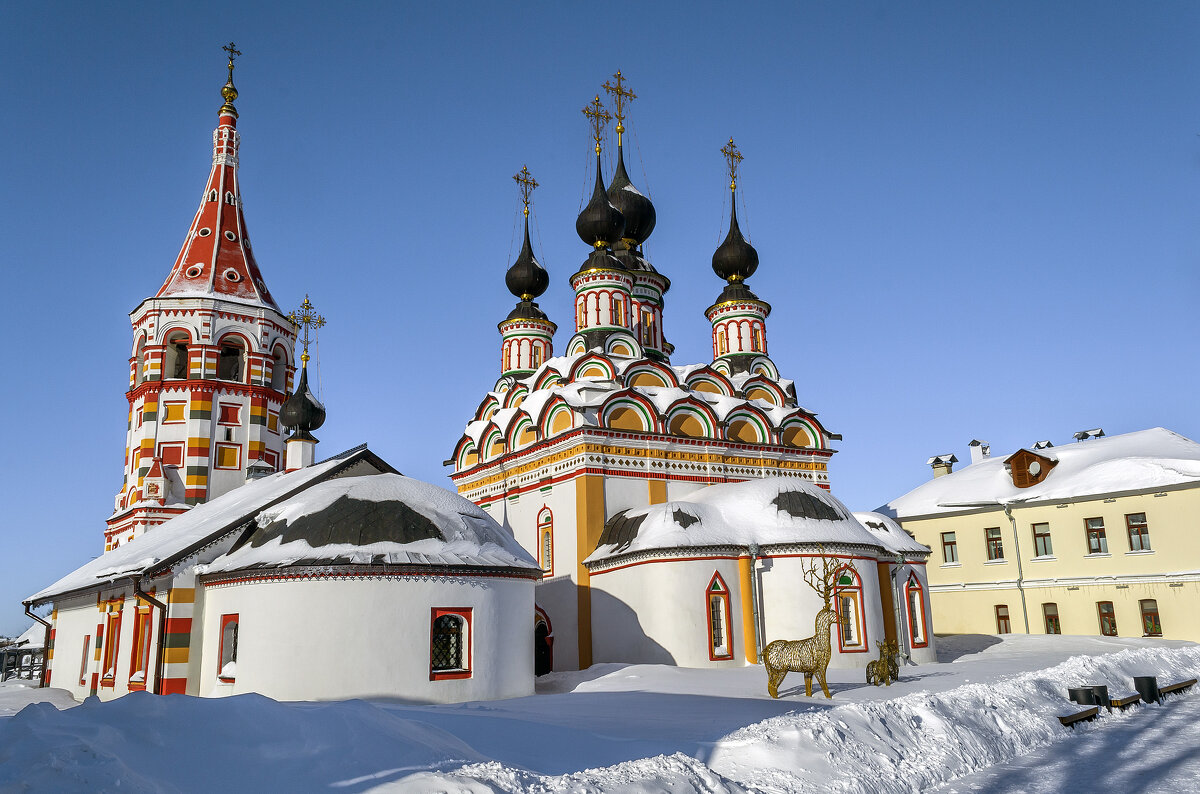Антипьевская и Лазаревская церкви в Суздале построены рядом и создают единый ансамбль. - Сергей Цветков Антипьевская и Лазаревская церкви в Суздале построены рядом и создают единый ансамбль. - Сергей Цветков
