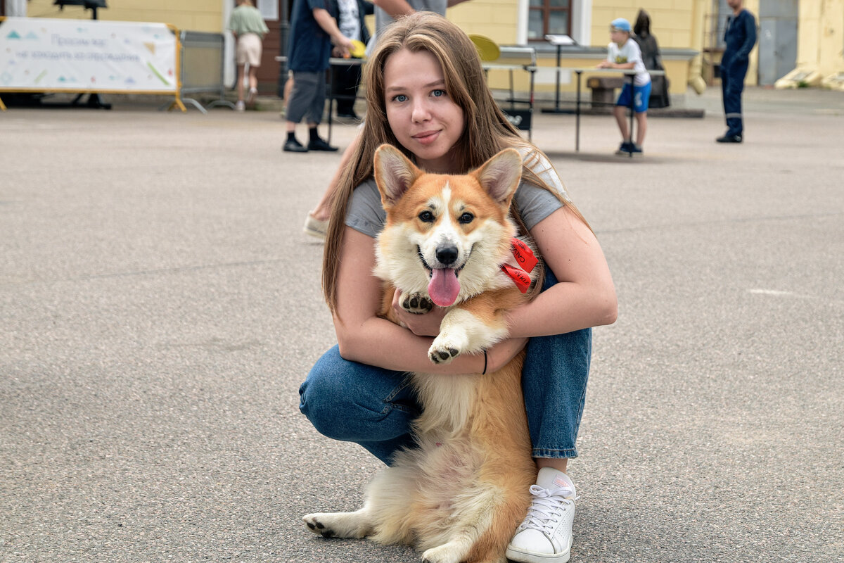 Девушка с коржиком. - Валерий Пославский