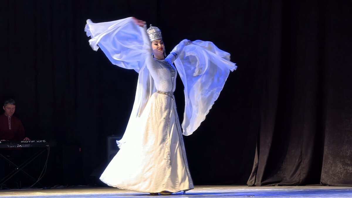 Солистка народного ансамбля " Кабардинка" - Мариша Солистка народного ансамбля " Кабардинка" - Мариша