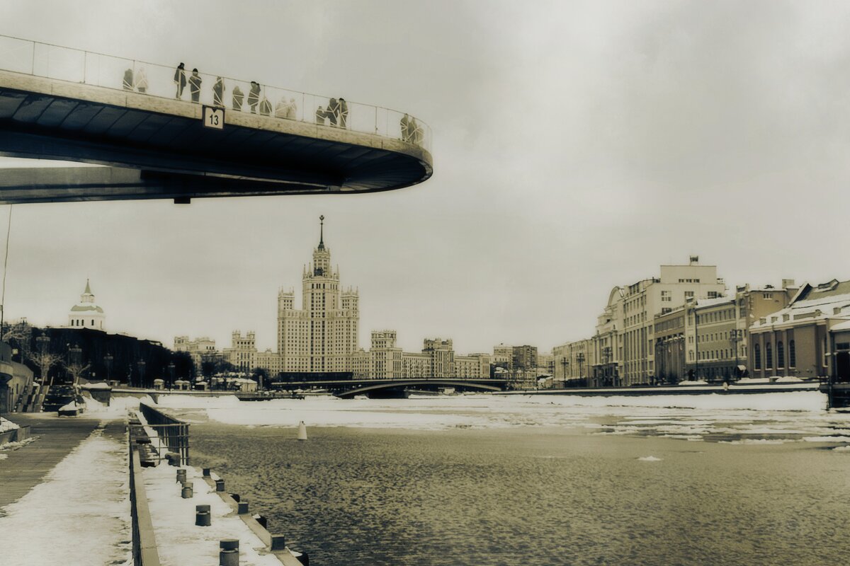 В непогоду мало желающих парить над Москвой рекой. - Татьяна Помогалова