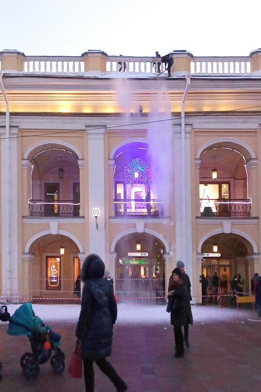 С крыши Гостиного двора сбрасывают снег - Фотогруппа Весна С крыши Гостиного двора сбрасывают снег - Фотогруппа Весна