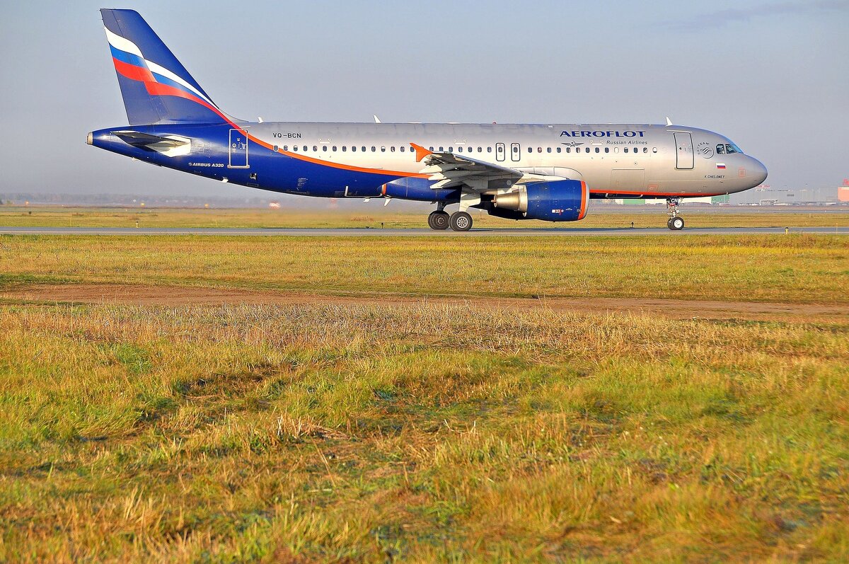 Самолет. Аэропорт. Омск. Сибирь. Россия. - Владимир Зыбин