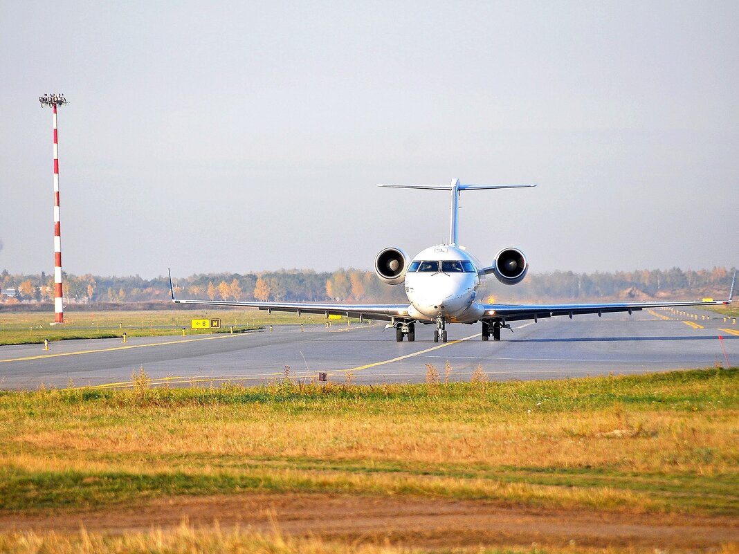 Самолет. Аэропорт. Омск. Сибирь. Россия. - Владимир Зыбин