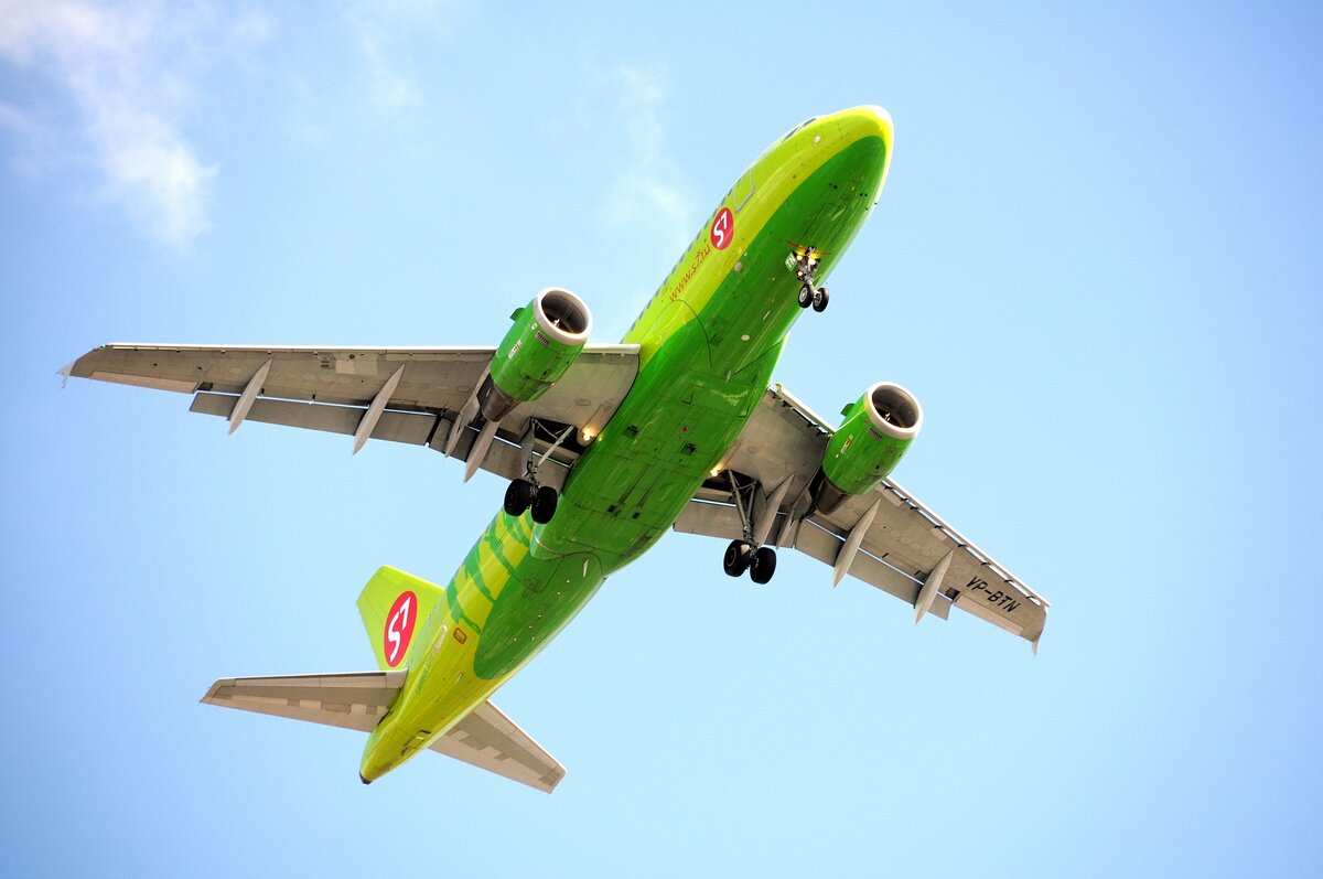 Самолет. Аэропорт. Омск. Сибирь. Россия. - Владимир Зыбин