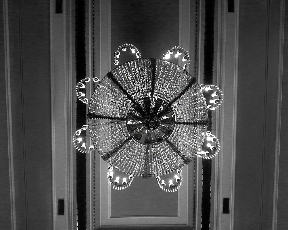 Люстра в фойе театра - Наталья Люстра в фойе театра - Наталья