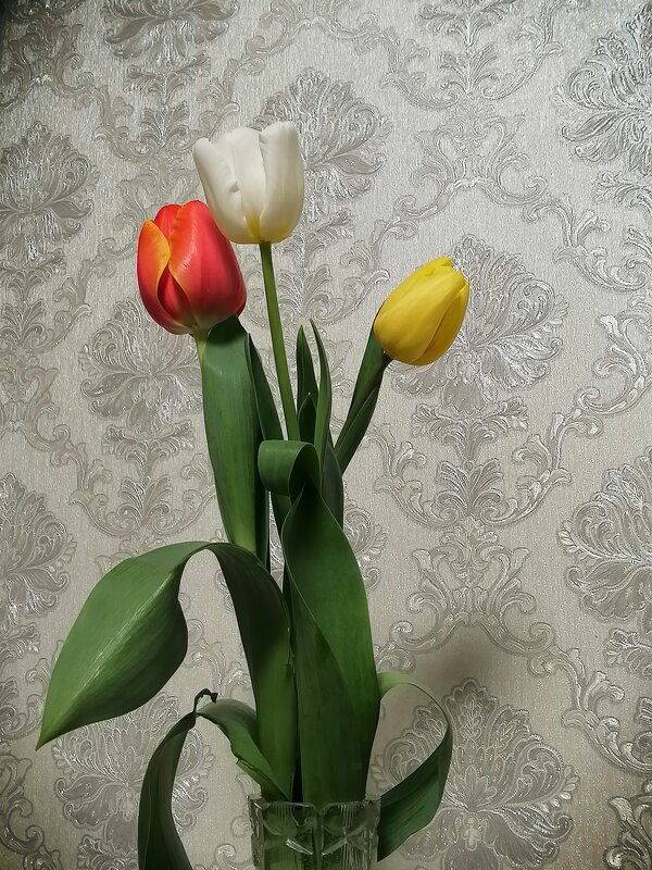 Цветы в вазе - М С