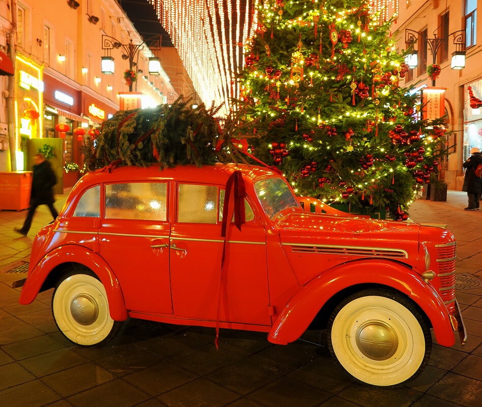 Красный "Москвич" на "красной" улице. - Евгений Седов