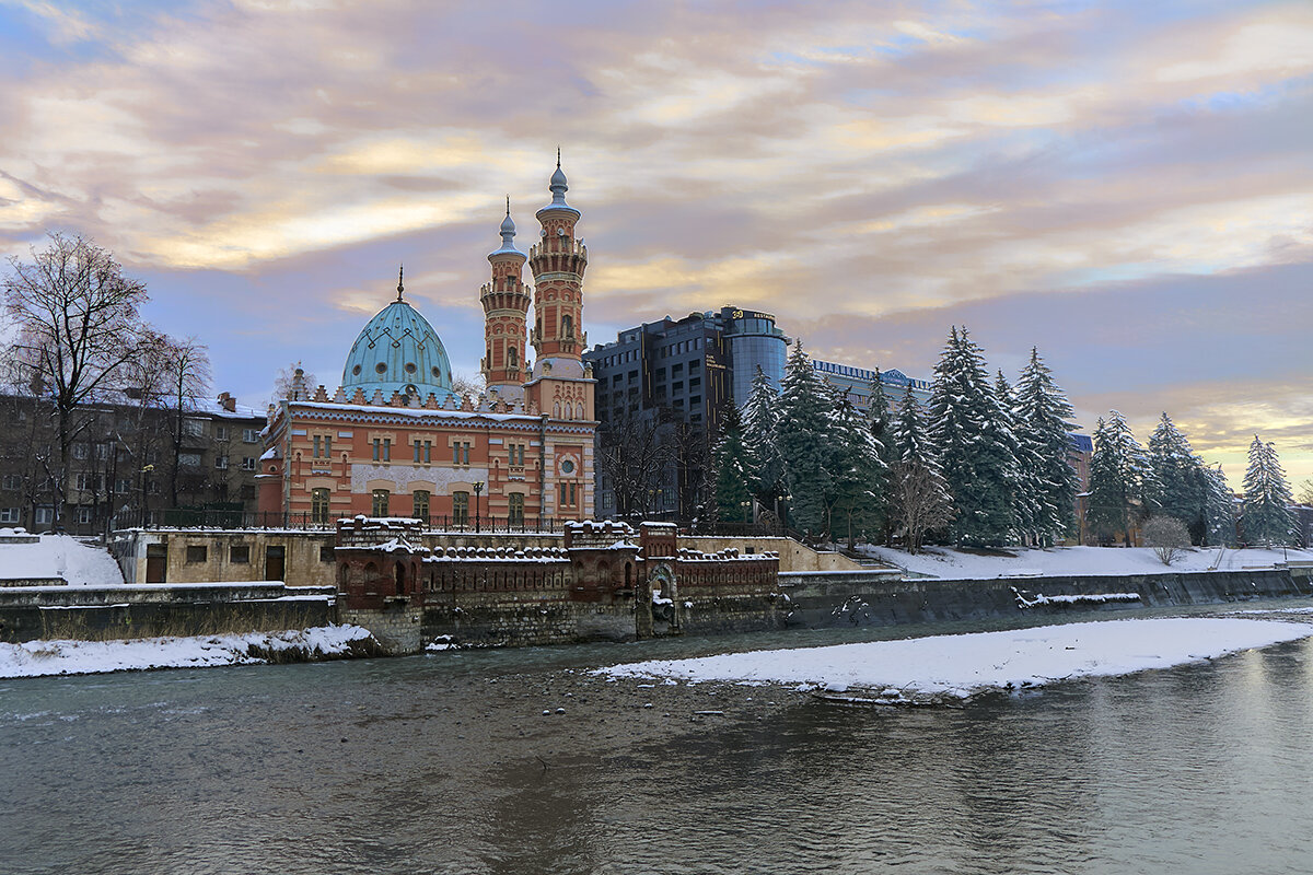 Мартовсаий вечер и суннитская мечеть во Владикавказе - Олег Стасенко Мартовсаий вечер и суннитская мечеть во Владикавказе - Олег Стасенко