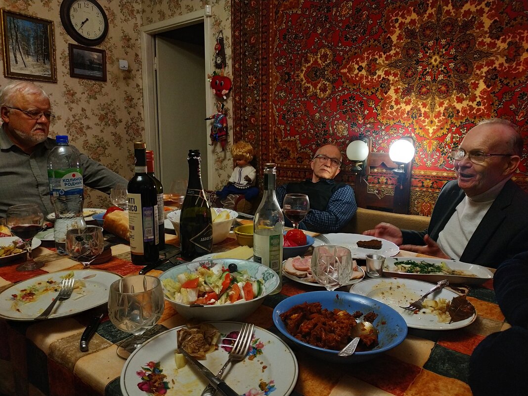 Мы все из одной группы набора 1972 г. физфака МГУ - Андрей Лукьянов