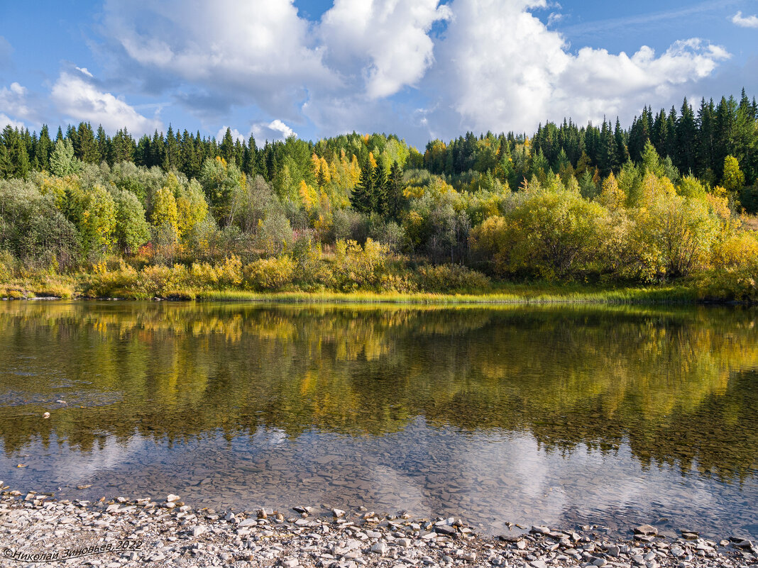 На перекате реки Ухта. Одно удовольствие разглядывать красивое плиточное дно речки - Николай Зиновьев