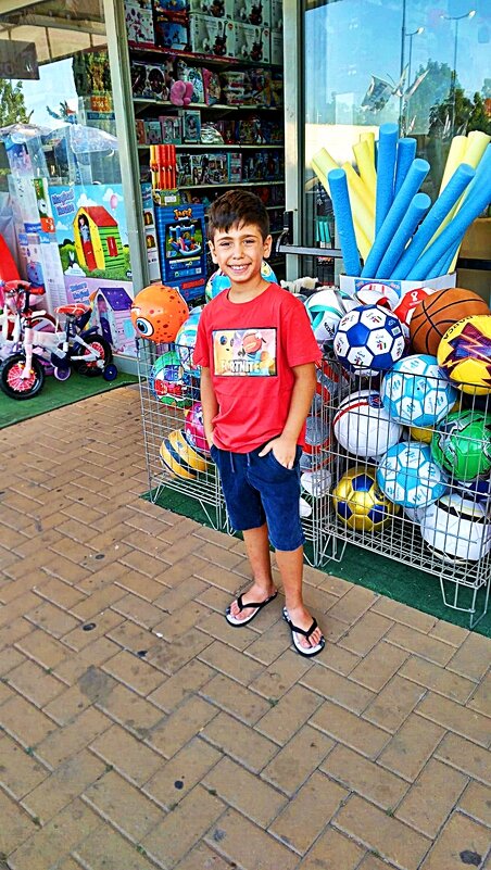 У   МАГАЗИНА - Анатолий Малобродский