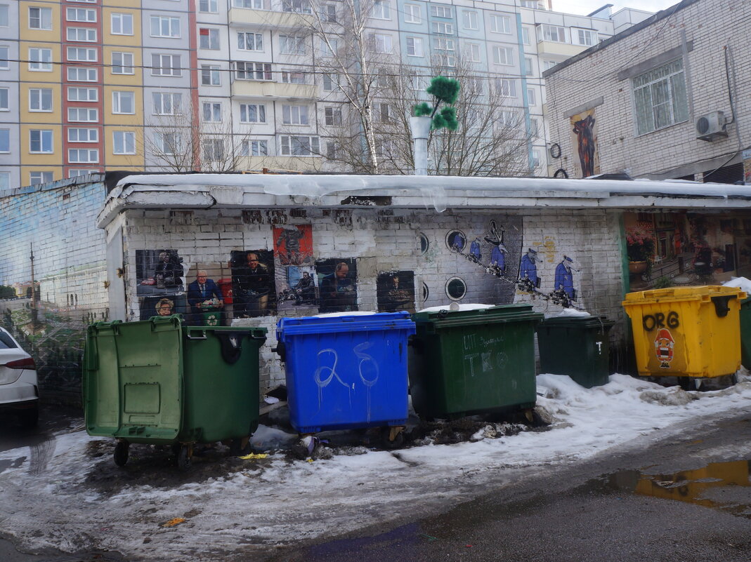 "...в Петербурге биеннале - инсталляция помоев..." - zavitok *