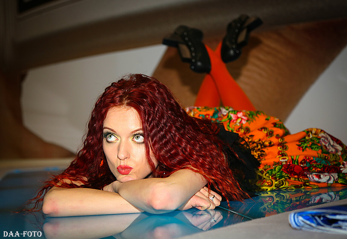 Огненно -рыжая модель. - Александр Дмитриев