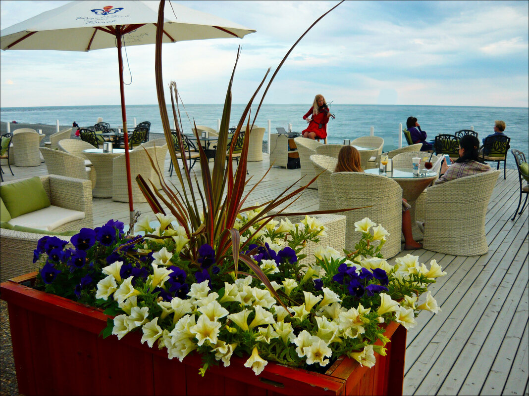 С праздником, милые девушки! - Надежда 