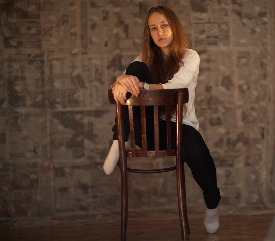 Портрет сидящей девушки - Тимур Кострома ФотоНиКто Пакельщиков