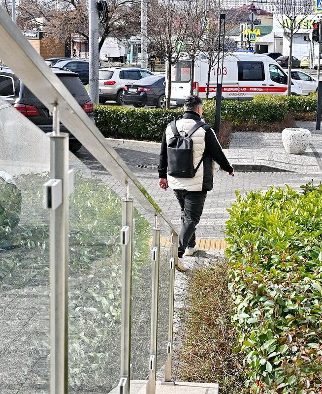 Спешит человек... - Николай Саржанов