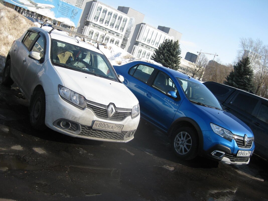 На стоянке два "Рено" - Дмитрий Никитин