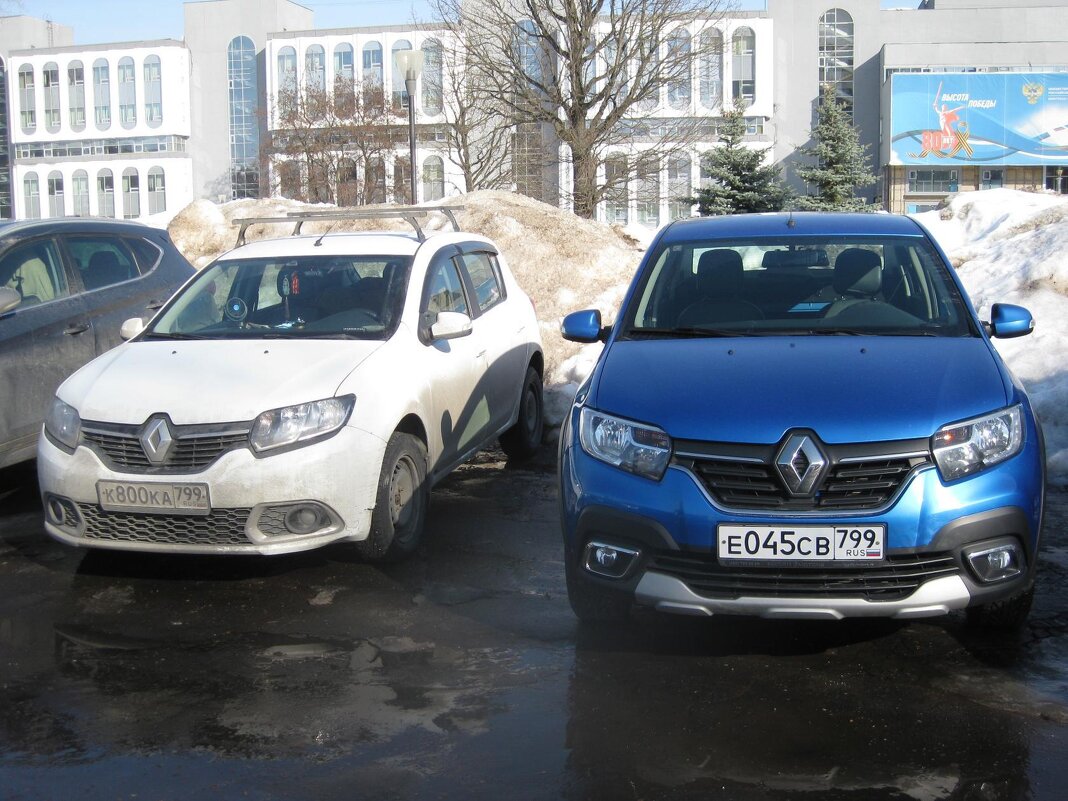 На стоянке два Renault - Дмитрий Никитин