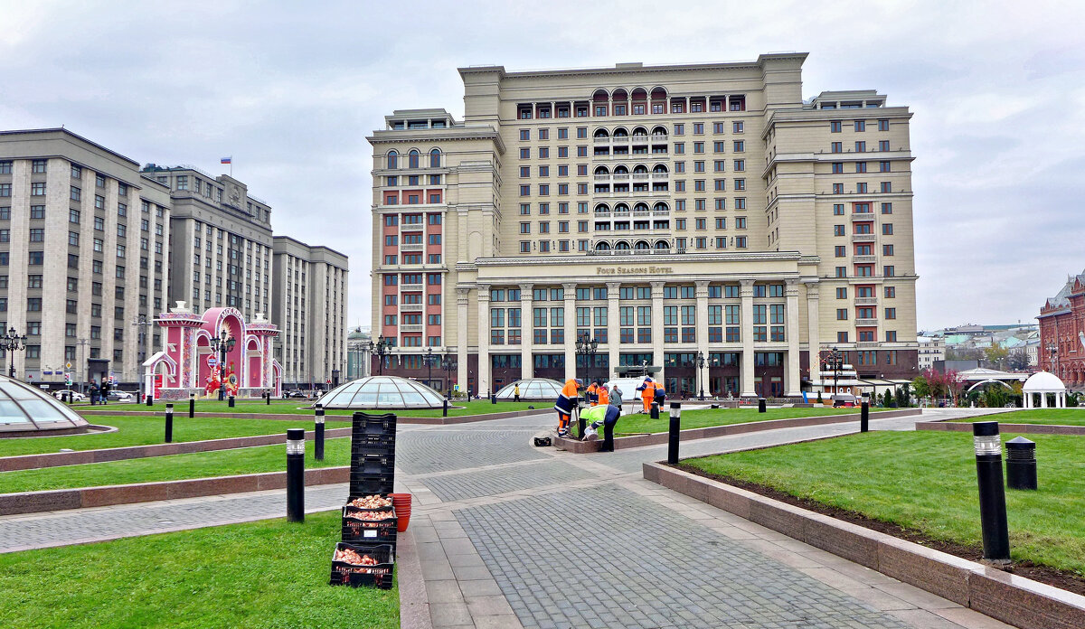 Посадка тюльпанов на Манежной площади - Валерий Судачок