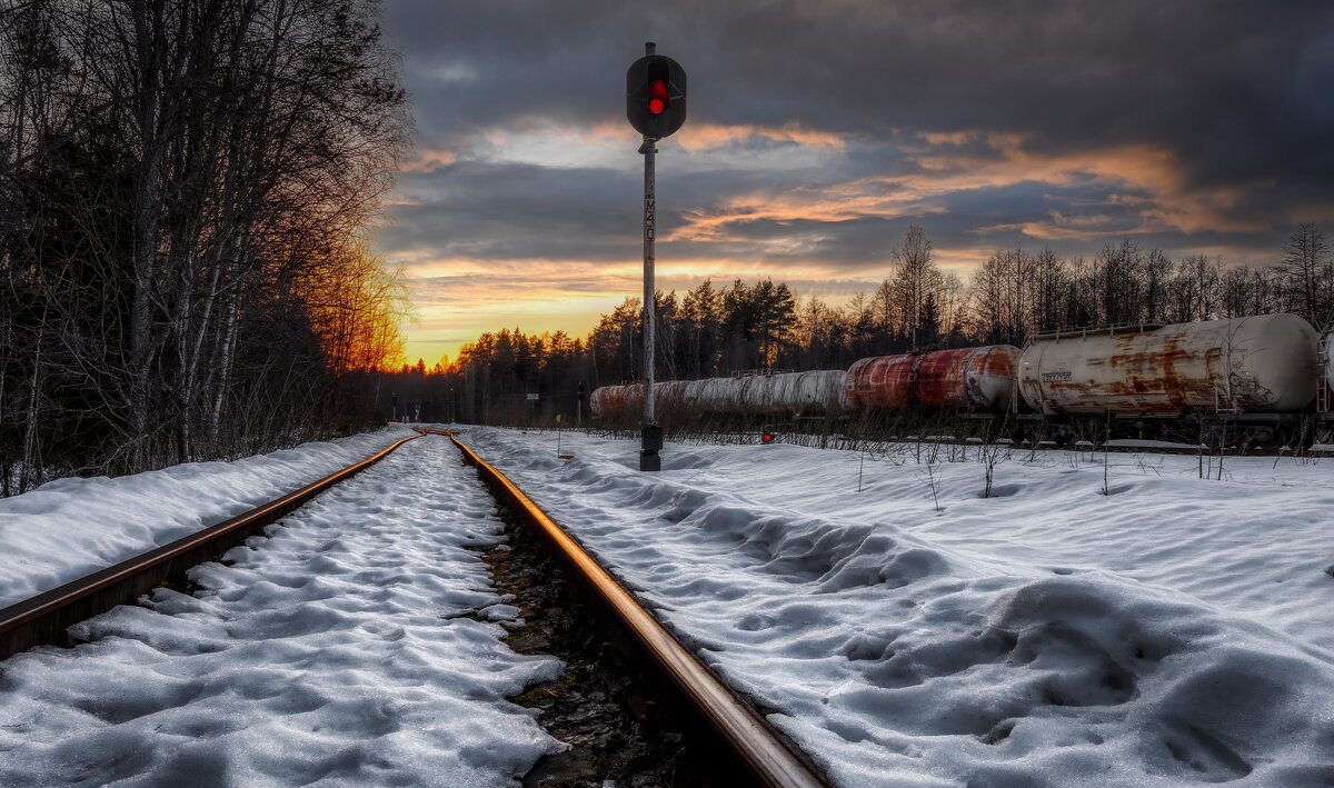 Рельсы, уходящие в закат - Григорий П