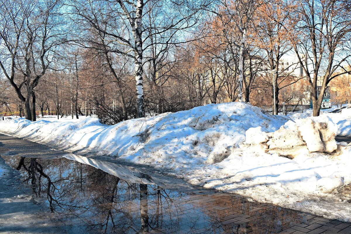 Сугробы начали интенсивно таять. - Татьяна Помогалова