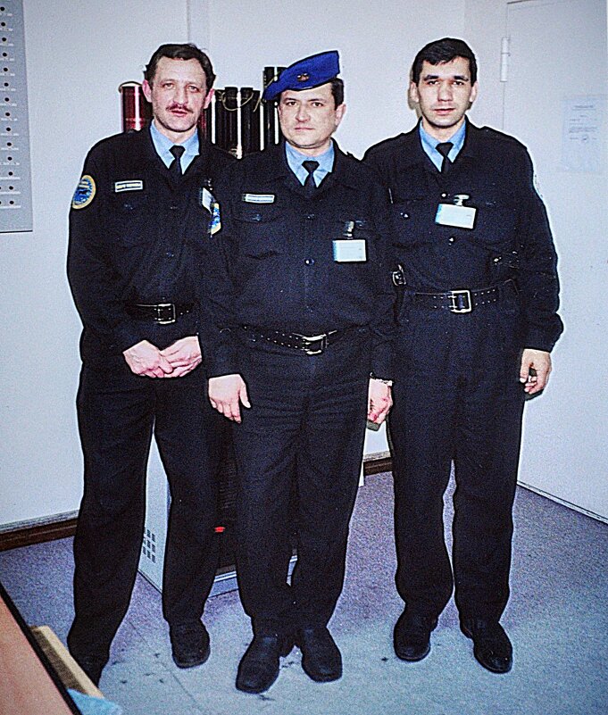 С Днём охранника ! Бравые парни , два комбата и старлей,,,) - Анатолий Колосов