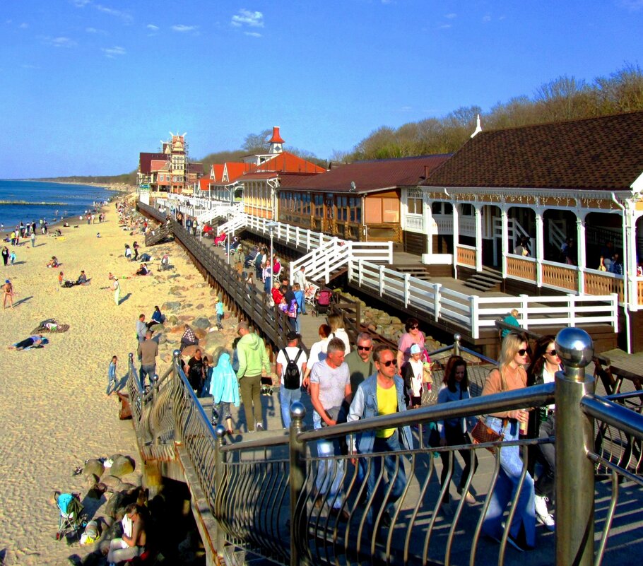 Деревянный променад вдоль кафе - Сергей Карачин