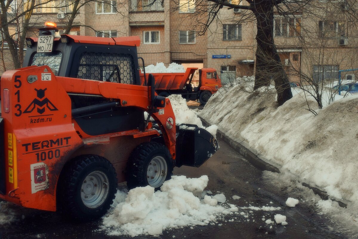 И во дворы приходит техника в помощь дворникам. - Татьяна Помогалова