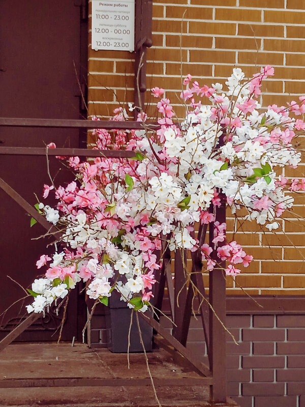 На крыльце ресторана - Сергей Кочнев