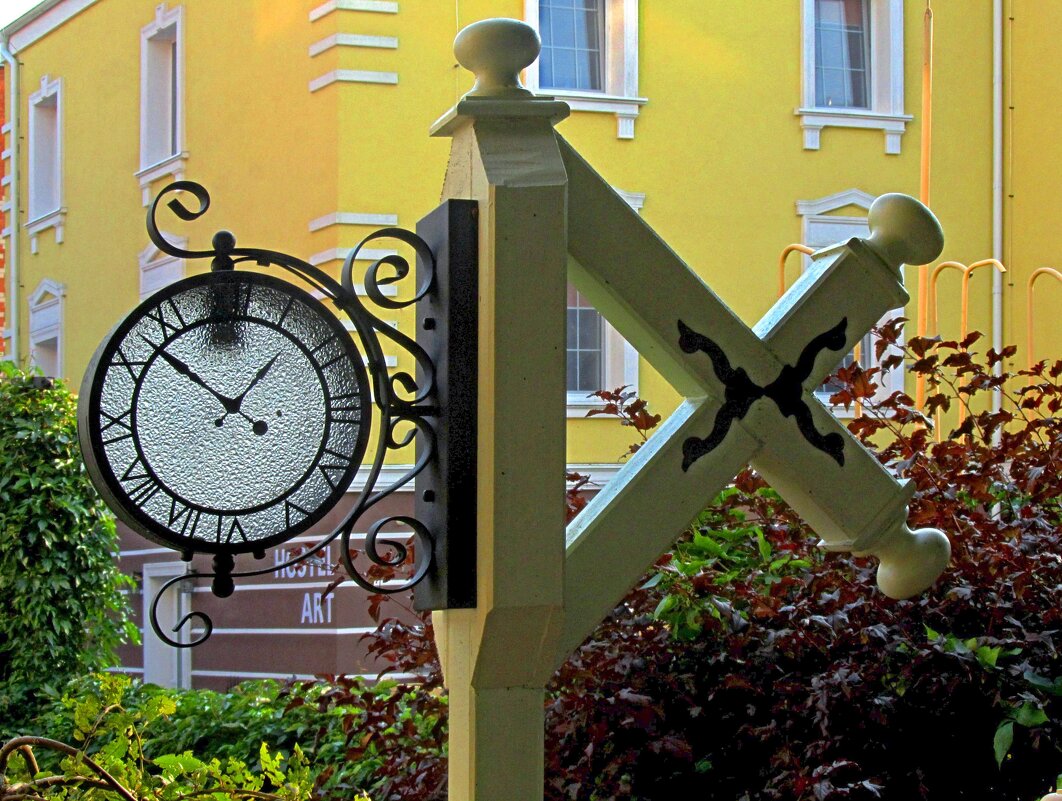 Часики у хостела Арт - Сергей Карачин Часики у хостела Арт - Сергей Карачин