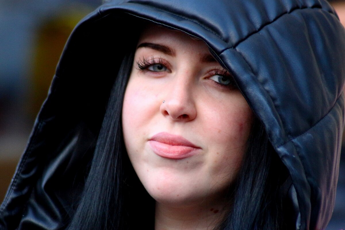 Девушка в капюшоне - Юрий. Шмаков