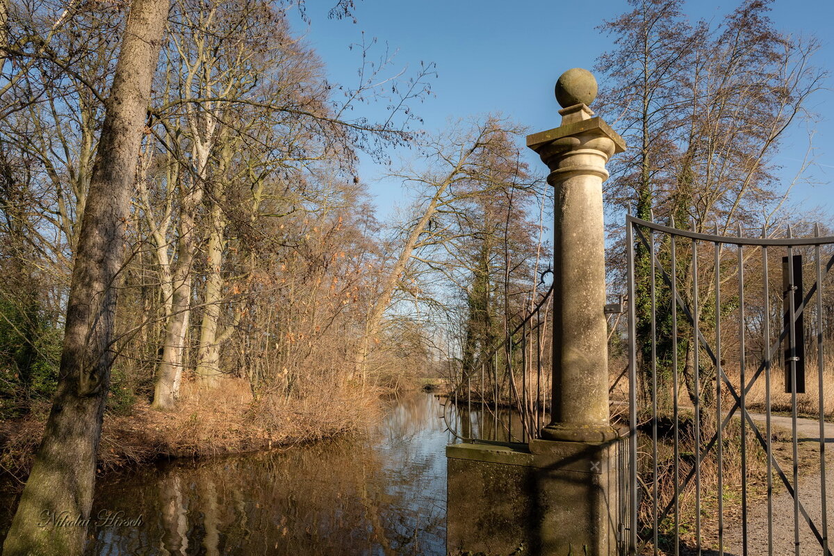 У старых ворот... - Николай Гирш У старых ворот... - Николай Гирш