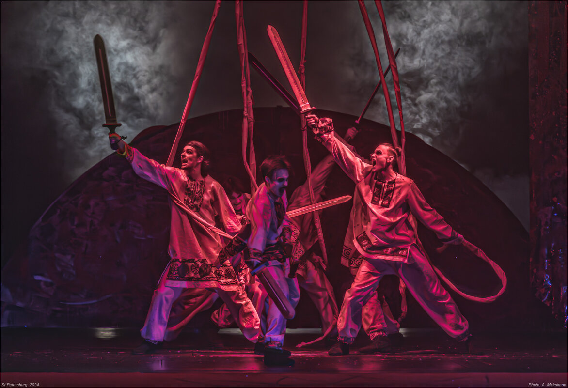 Сцена из спектакля "Золотой петушок". - Александр Максимов Сцена из спектакля "Золотой петушок". - Александр Максимов