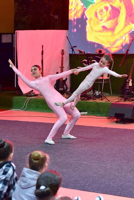 Акробатика, мама и дочка - Александр Рыжов