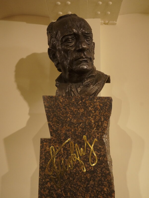 Г.А. Товстоногов / скульптор Иван Корнеев / архитектор Вячеслав Бухаев / 2015 - zavitok *