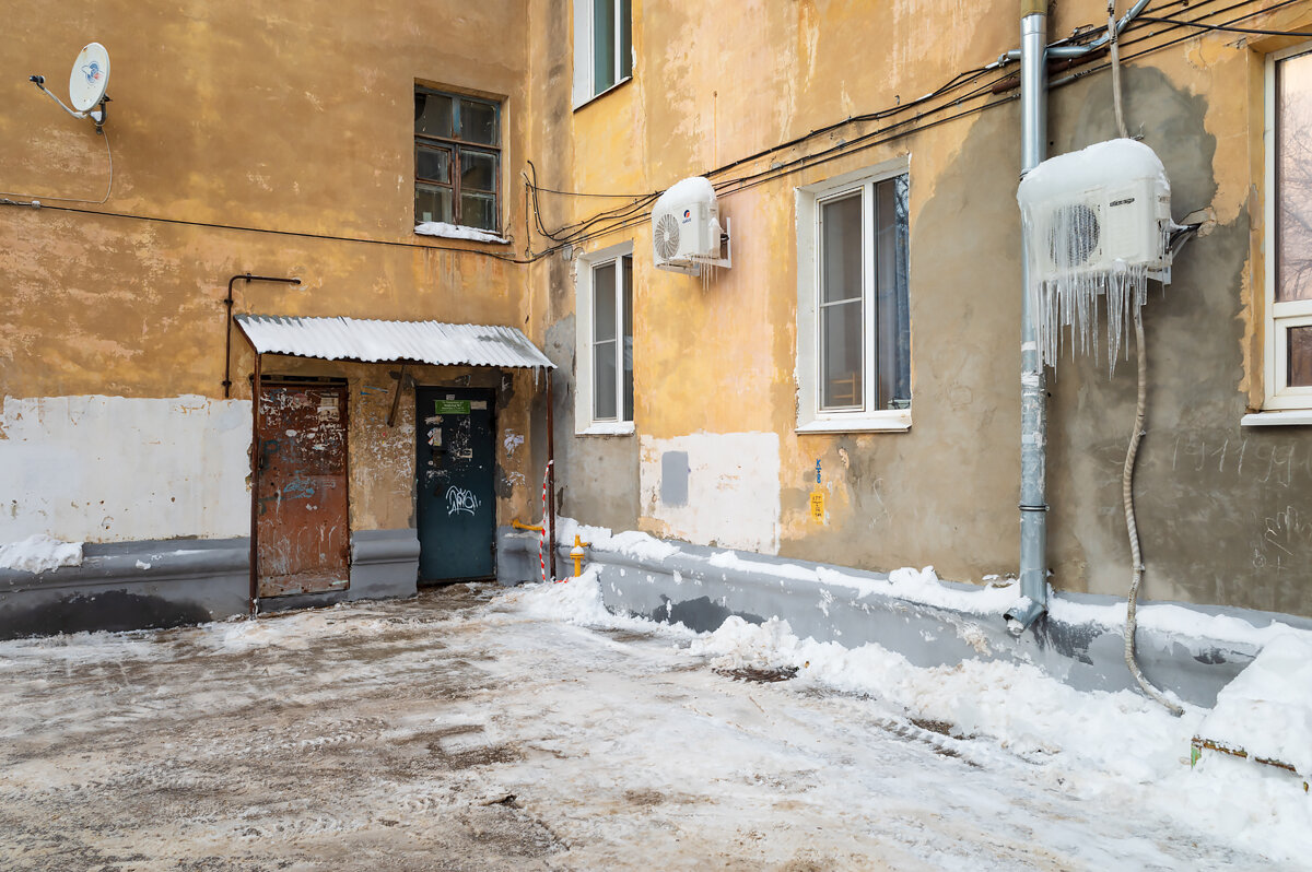 Зимний городской двор - Александр Синдерёв