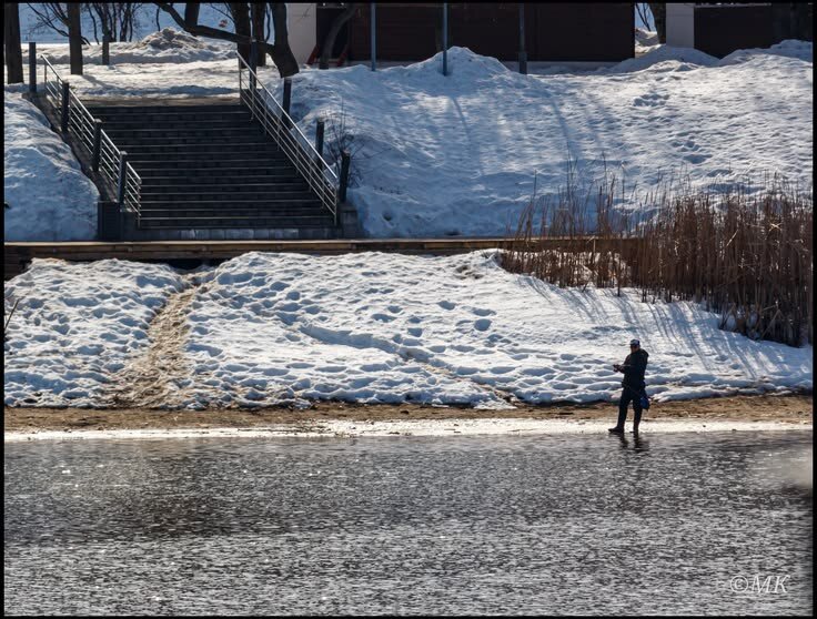 Рыбак и река - Михаил Кобзев