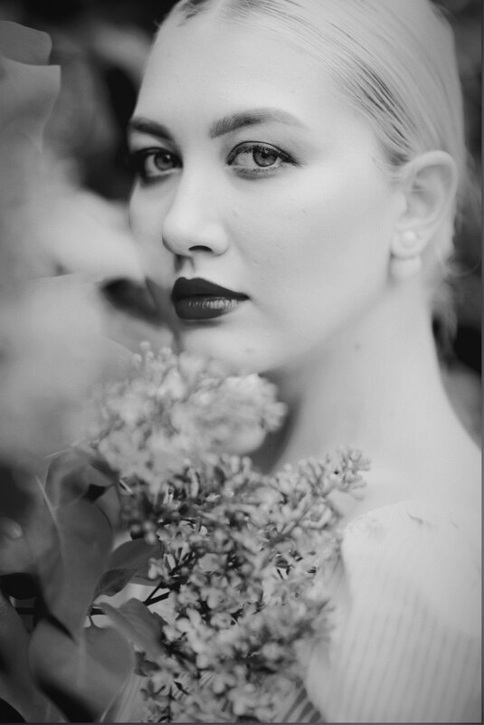 Портрет с цветами | Черно-белая классика - Рамиль Газизов Портрет с цветами | Черно-белая классика - Рамиль Газизов