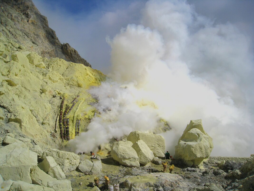 Место, где ведётся добыча серы в кратере вулкана Иджен. - unix (Илья Утропов) Место, где ведётся добыча серы в кратере вулкана Иджен. - unix (Илья Утропов)