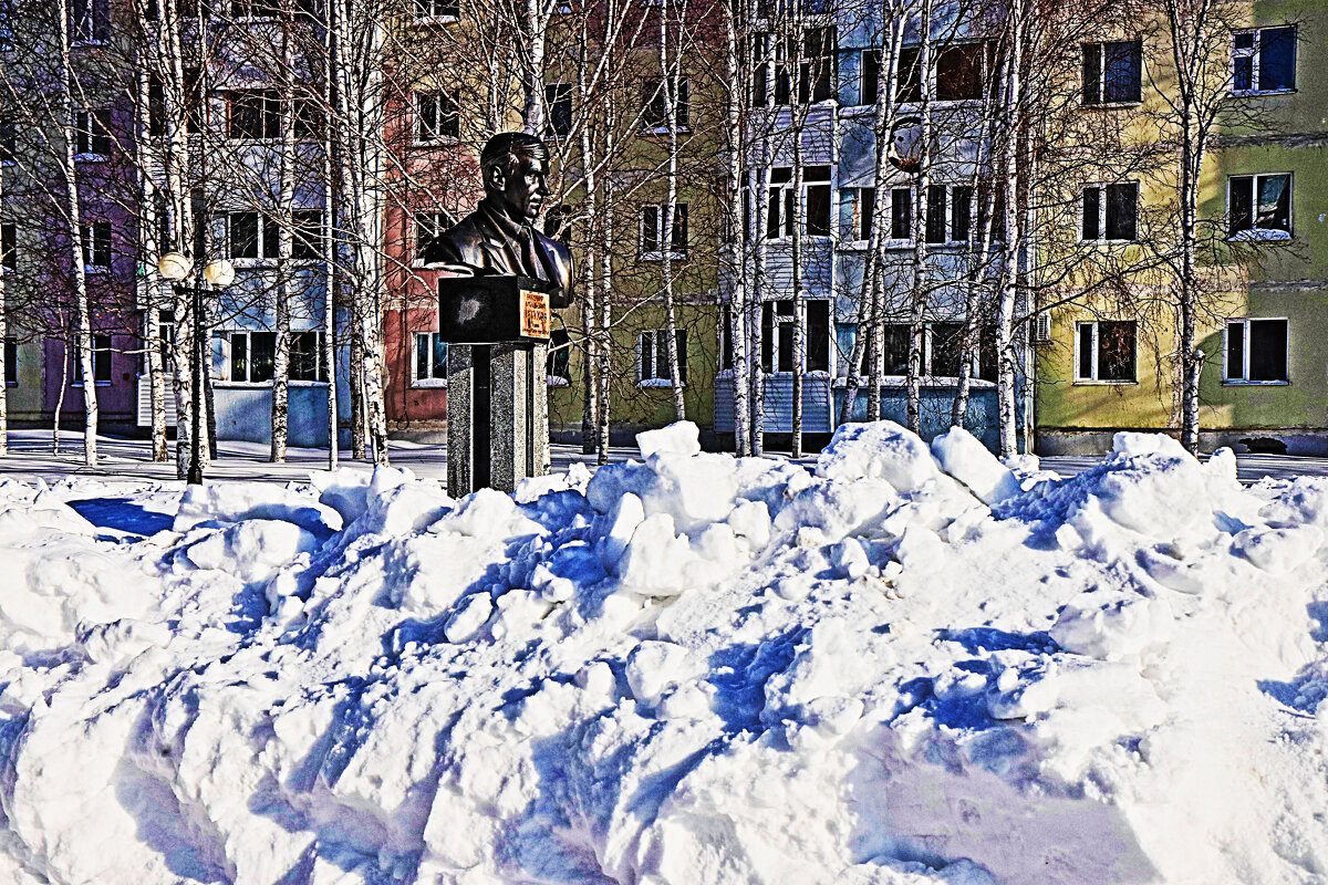 Март...Памятник В.А.Петухову, убиенному мэру - Владимир 