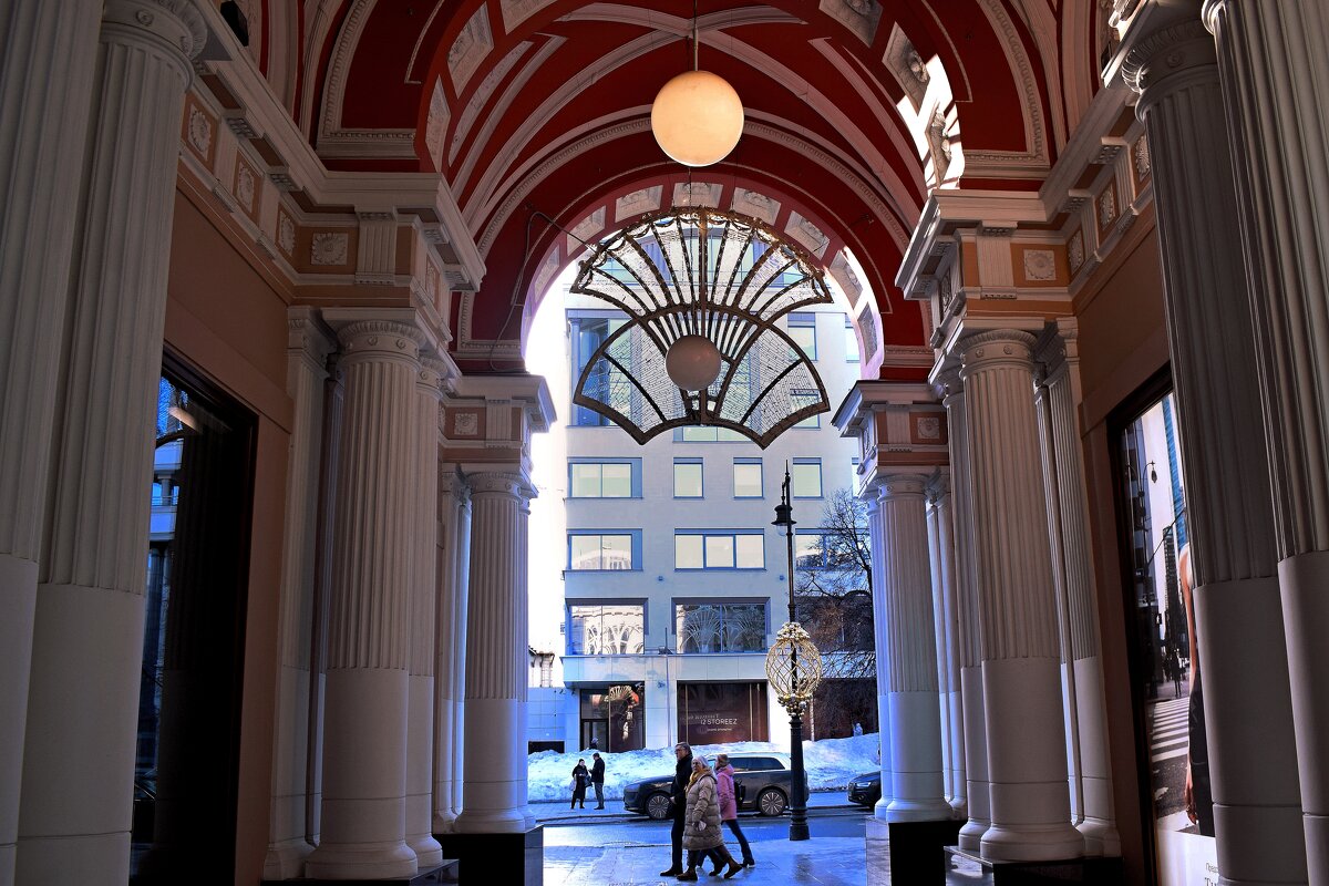 Выход из пассажа на Петровку. - Татьяна Помогалова Выход из пассажа на Петровку. - Татьяна Помогалова